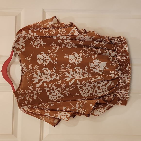 Ann Taylor Factory Caramel and White Print Top. Ruffle, Sleeveless, V Neck, Med - Picture 5 of 6